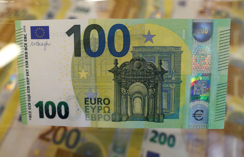 &copy; Reuters. The new 100 euro banknote is seen in the secretive vaults inside the Bank of Italy in Rome