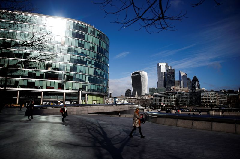 © Reuters. LES BOURSES EUROPÉENNES HÉSITENT À MI-SÉANCE