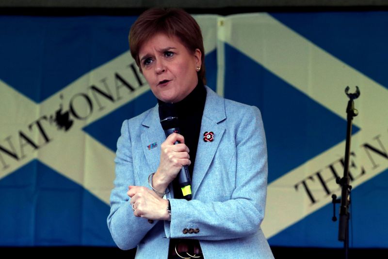 © Reuters. Primeira-ministra da Escócia, Nicola Sturgeon, discursa durante comício em Glasgow