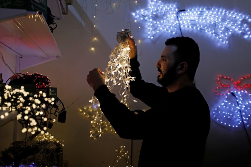 &copy; Reuters. Palestino decora sua loja para temporada natalina