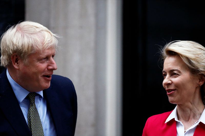 &copy; Reuters. Il Primo ministro britannico Boris Johnson e la presidente della Commissione europea Ursula von der Leyen