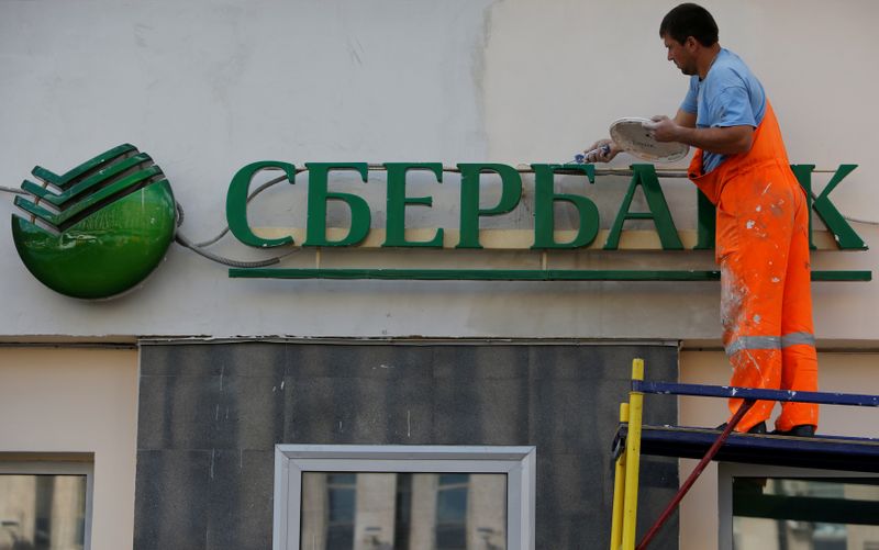 &copy; Reuters. Worker paints facade of branch of Sberbank in Moscow