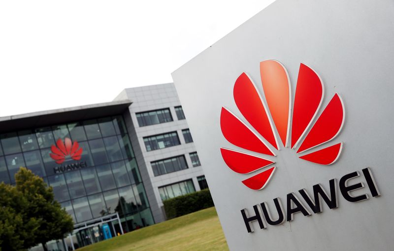&copy; Reuters. Il logo Huawei presso la sede della società a Reading, nel Regno Unito