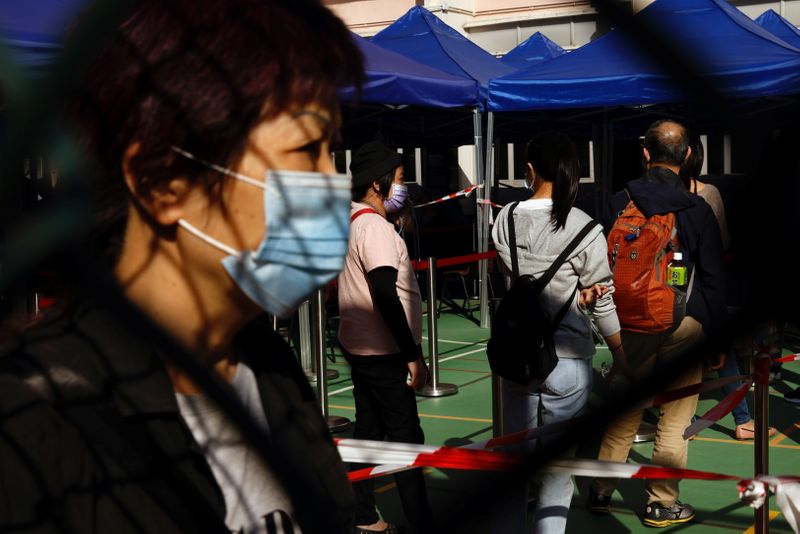 &copy; Reuters. Pessoas fazem fila em centro de realização de testes para detecção de Covid-19 em Hong Kong