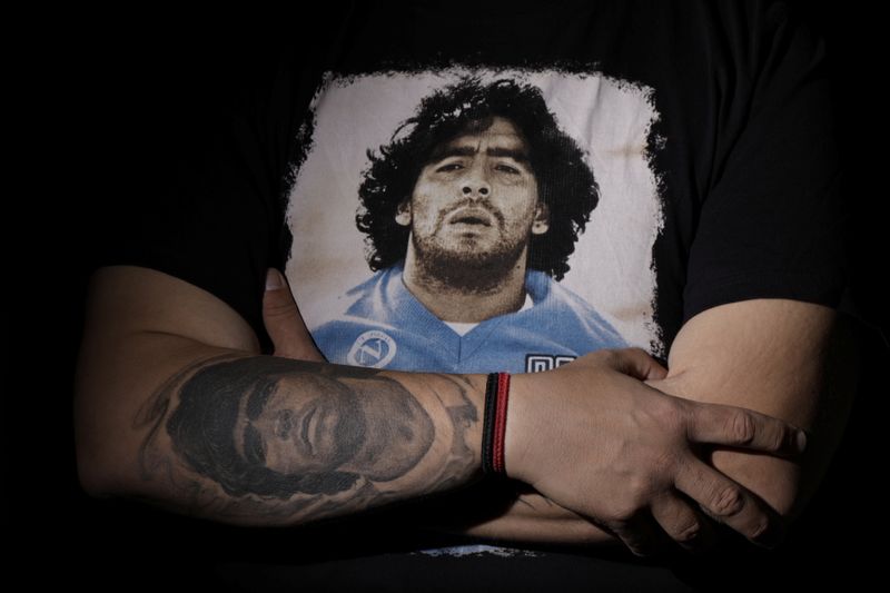 &copy; Reuters. The Wider Image: Argentines celebrate &apos;eternal love&apos; for Maradona with tattoos