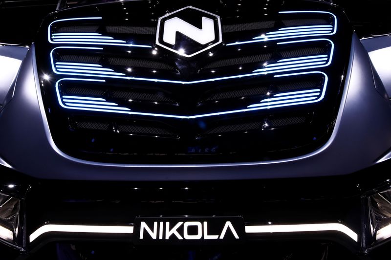 © Reuters. Il logo Nikola su un pick-up dell'azienda, durante un evento organizzato a Torino con Cnh Industrial