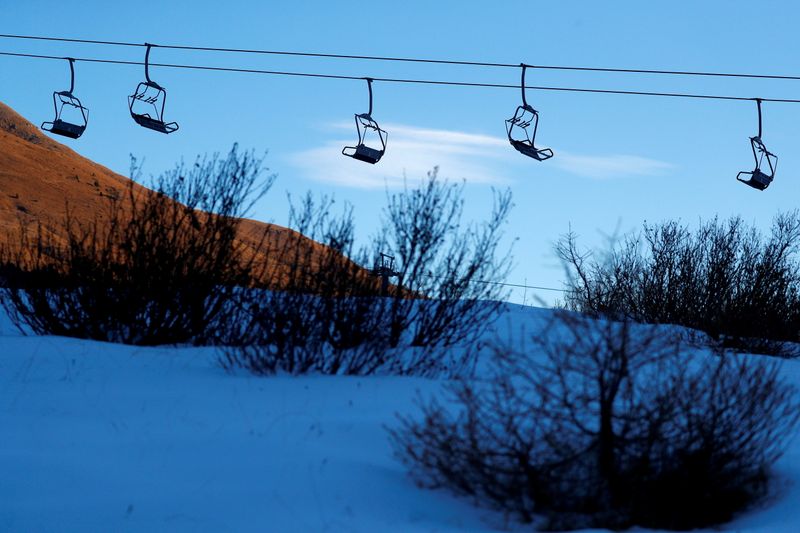 &copy; Reuters. Una funivia in uno ski resort a Passo Tonale, nelle Dolomiti