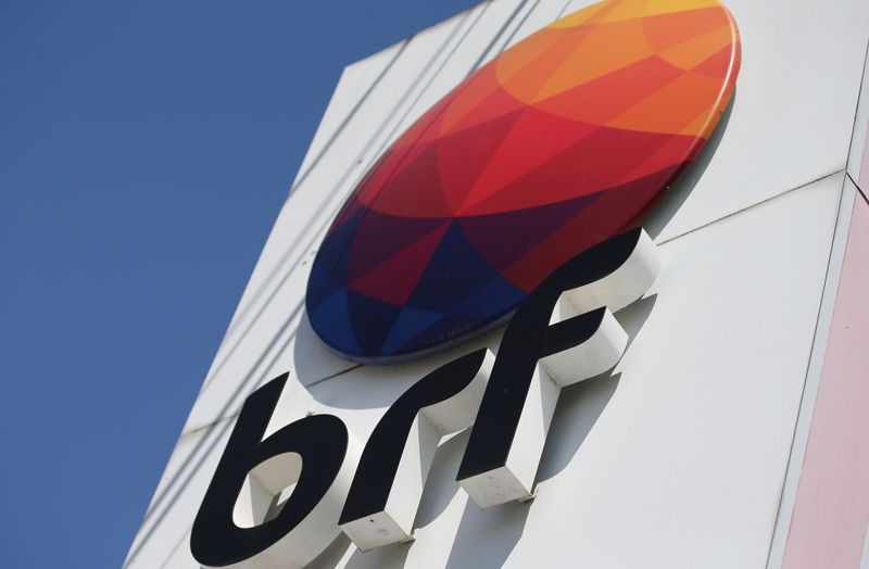 © Reuters. FILE PHOTO: A logo of Brazilian meatpacker BRF SA is seen in the headquarters in Curitiba