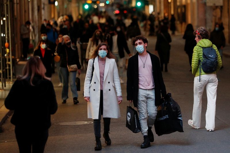 &copy; Reuters. People go shopping ahead of Christmas in Rome amid the spread of the coronavirus disease