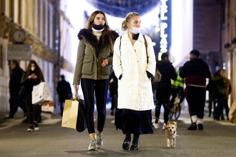 © Reuters. People go shopping ahead of Christmas in Rome amid the spread of the coronavirus disease