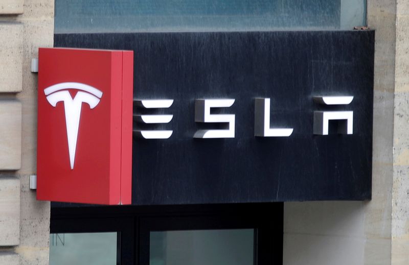 © Reuters. FILE PHOTO: Logo of Tesla