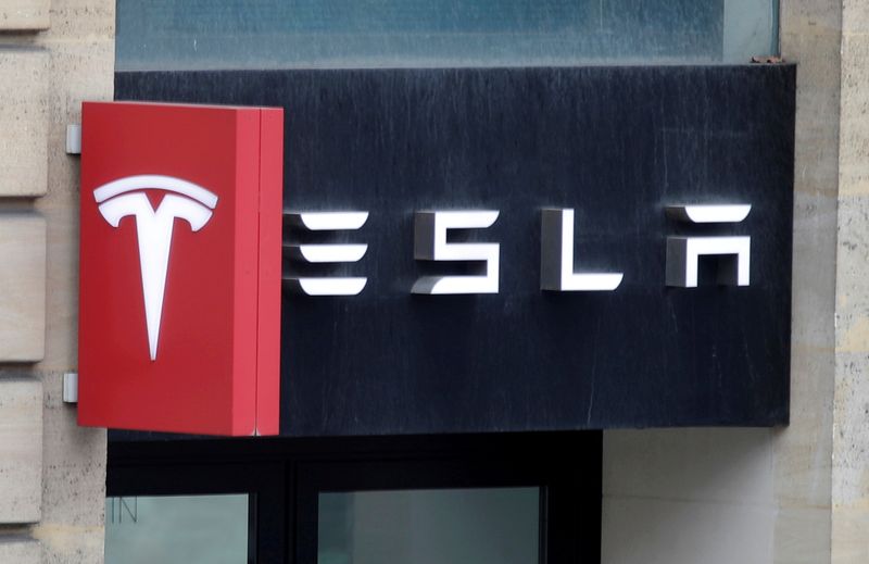 &copy; Reuters. FILE PHOTO: Logo of Tesla