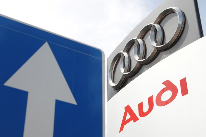 &copy; Reuters. A logo of the German car manufacturer Audi is pictured at a dealership in Kiev