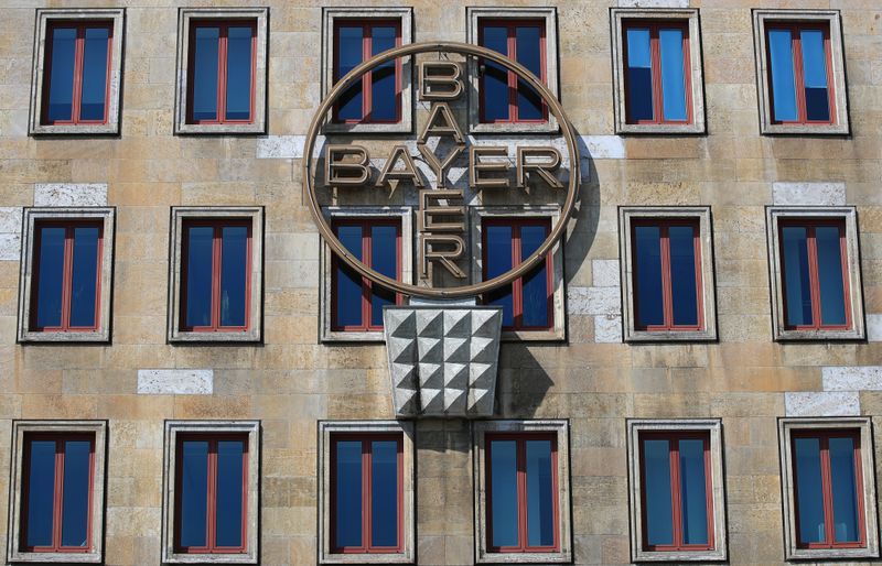 © Reuters. FILE PHOTO: The historic headquarters of German pharmaceutical and chemical maker Bayer AG is pictured in Leverkusen