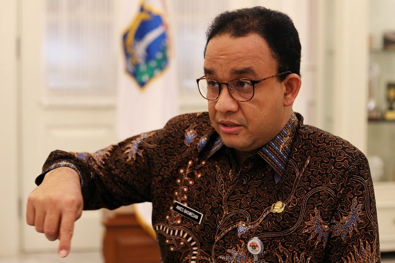 © Reuters. Jakarta Governor Anies Baswedan speaks during an interview at his office amid the coronavirus disease (COVID-19) outbreak in Jakarta