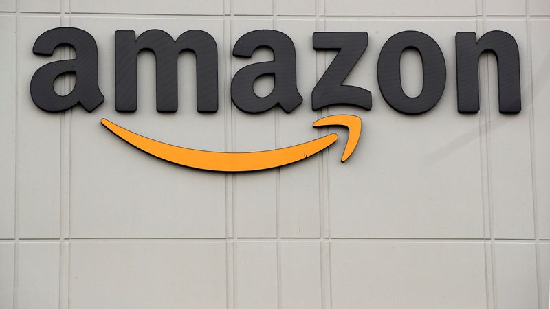 &copy; Reuters. FILE PHOTO: Amazon&apos;s JFK8 distribution center in Staten Island, New York City