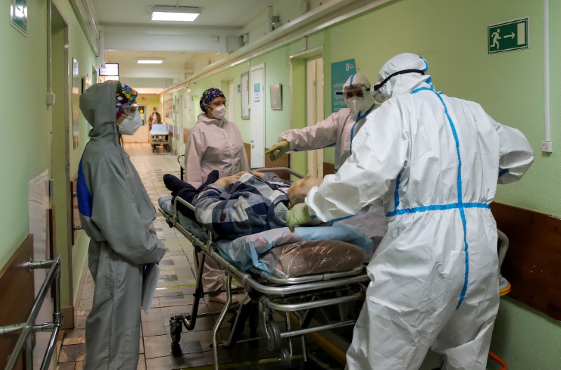 &copy; Reuters. FILE PHOTO: Hospital for COVID-19 patients in Moscow