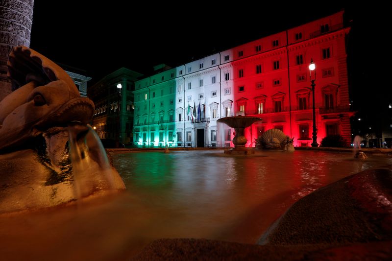 &copy; Reuters. La facciata di palazzo Chigi illuminata con i colori della bandiera italiana