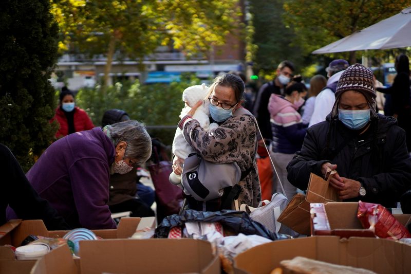 &copy; Reuters. Integrantes de organização não-governamental distribuem alimentos em Madri