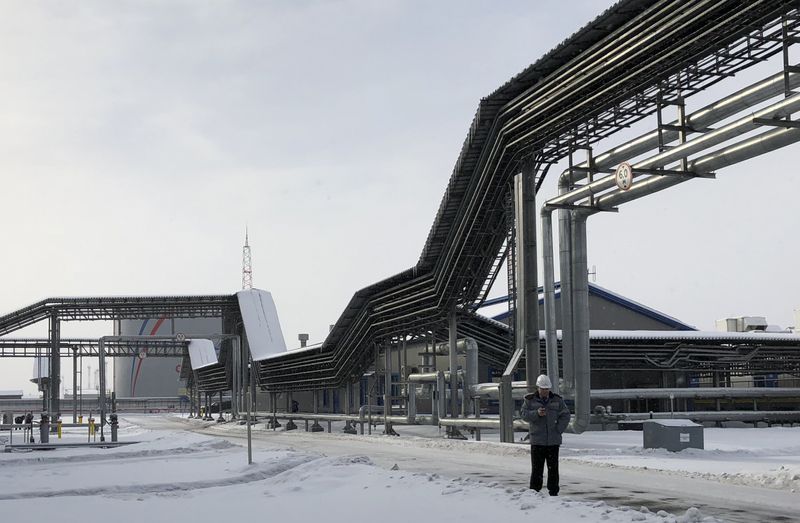 © Reuters. An oil storage tank of Russian oil pipeline monopoly Transneft is pictured at the Baltic Sea port of Ust-Luga