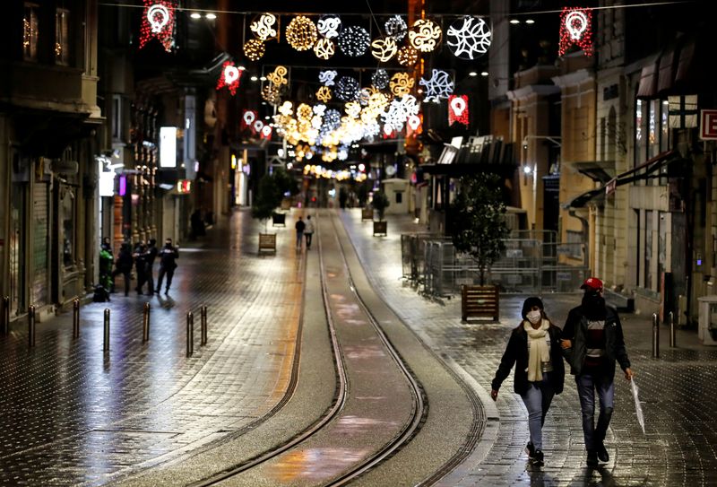 &copy; Reuters. FILE PHOTO: Tourist couple walks along Istiklal Street in Istanbul