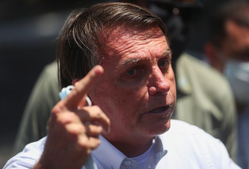 &copy; Reuters. Bolsonaro fala com apoiadores