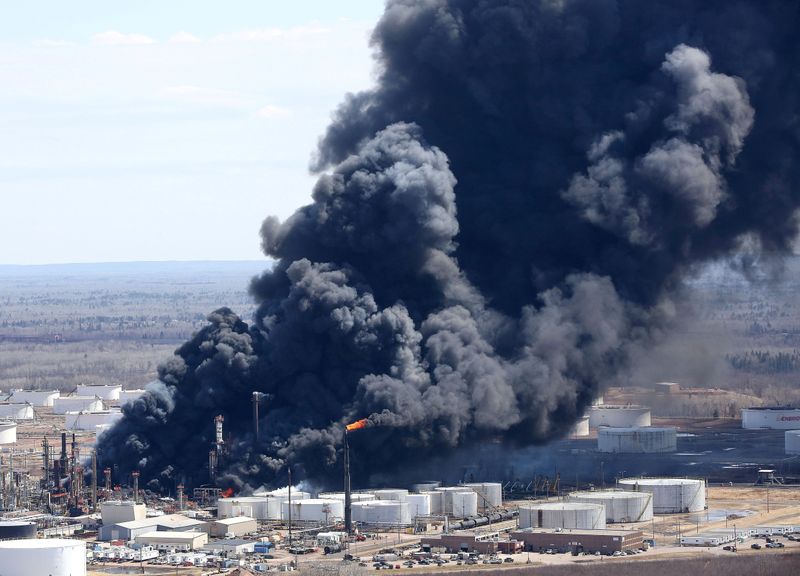 &copy; Reuters. FILE PHOTO: Dark smoke rises from Husky Energy oil refinery following an explosion in Superior Wisconsin
