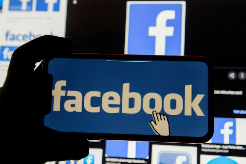 &copy; Reuters. FILE PHOTO: Facebook logos