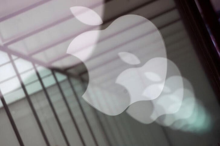 &copy; Reuters. Foto de archivo ilustrativa del logo de Apple reflejado en un vidrio de una Apple store en Shanghai, China