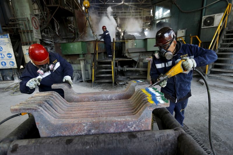 &copy; Reuters. Produção de cátodos de cobre em fábrica próxima à cidade chilena de Copiapo