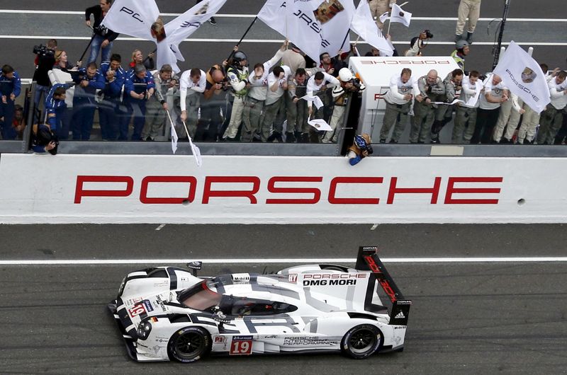 © Reuters. FILE PHOTO: Nico Hulkenberg of Germany celebrates with mechanics after winning with his Porsche 919 Hybrid number 19 the Le Mans 24-hour sportscar race in Le Mans