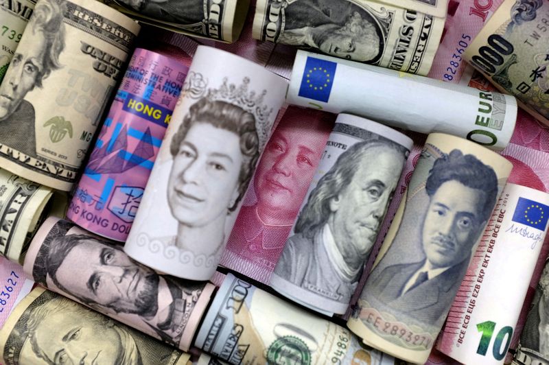 &copy; Reuters. Banconote in diversi tagli e valute
