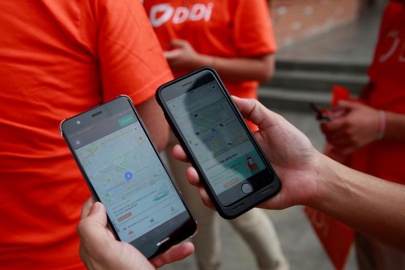 Â© Reuters. FILE PHOTO: An employee shows the app of China's Didi Chuxing as they launches their ride service in Toluca,