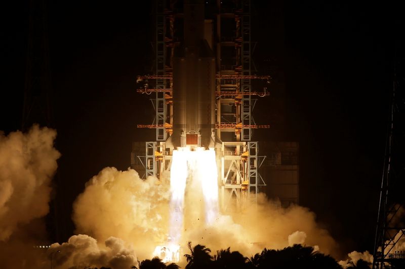 &copy; Reuters. Lançamento da Chang&apos;e-5 em centro espacial de Wenchang, na China