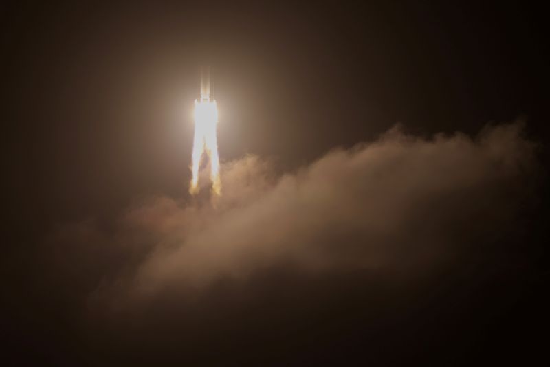 &copy; Reuters. FILE PHOTO: The Long March-5 Y5 rocket, carrying the Chang&apos;e-5 lunar probe, takes off from Wenchang Space Launch Center