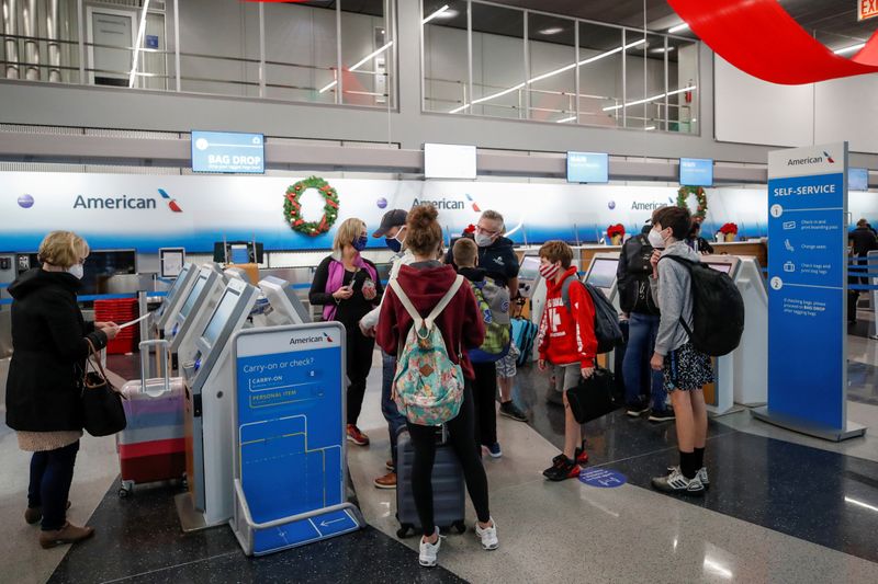 &copy; Reuters. FILE PHOTO: Travelers at O&apos;Hare International Airport ahead of the Thanksgiving holiday in Chicago