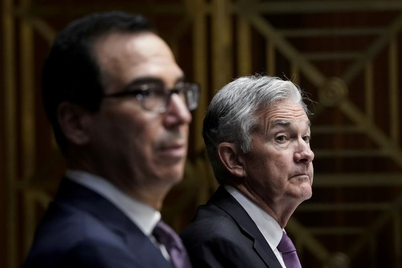 &copy; Reuters. Il Segretario al Tesoro Steven Mnuchin e il presidente della Federal Reserve Jerome Powell