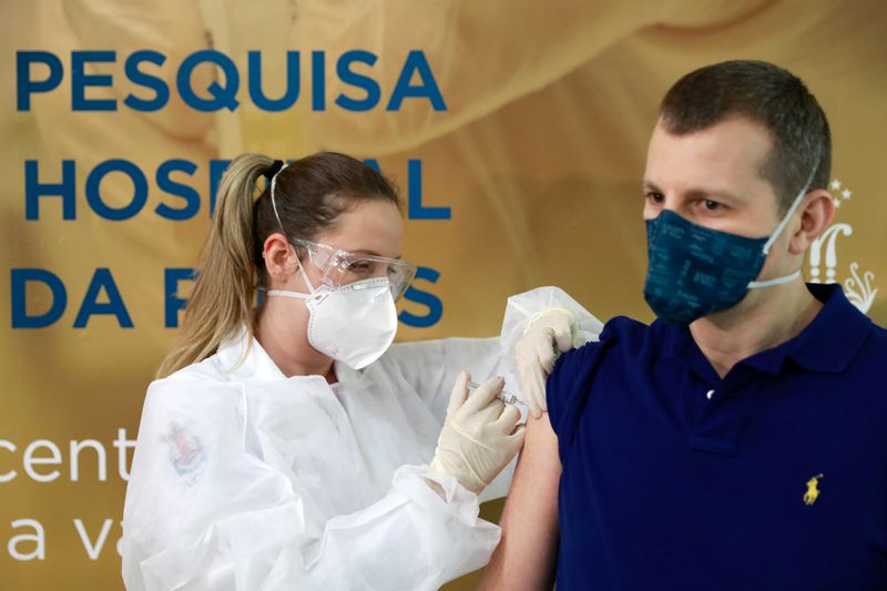 &copy; Reuters. Voluntário recebe potencial vacina contra Covid-19 durante testes em Porto Alegre (RS)