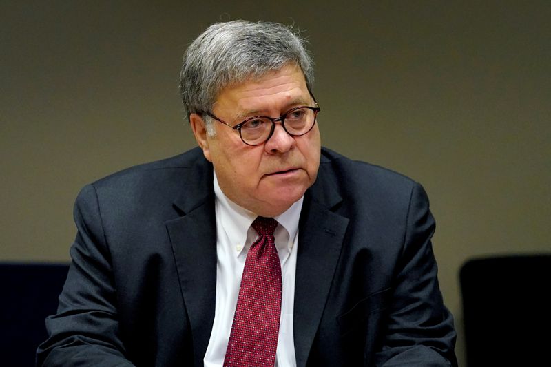 © Reuters. FILE PHOTO: U.S. Attorney General William Barr meets with members of the St. Louis Police Department
