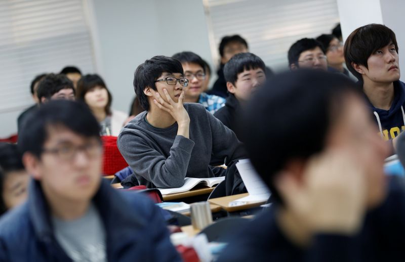 &copy; Reuters. FILE PHOTO: Young South Korean&apos;s attend a class at a cram school in a Goshichon in Seoul