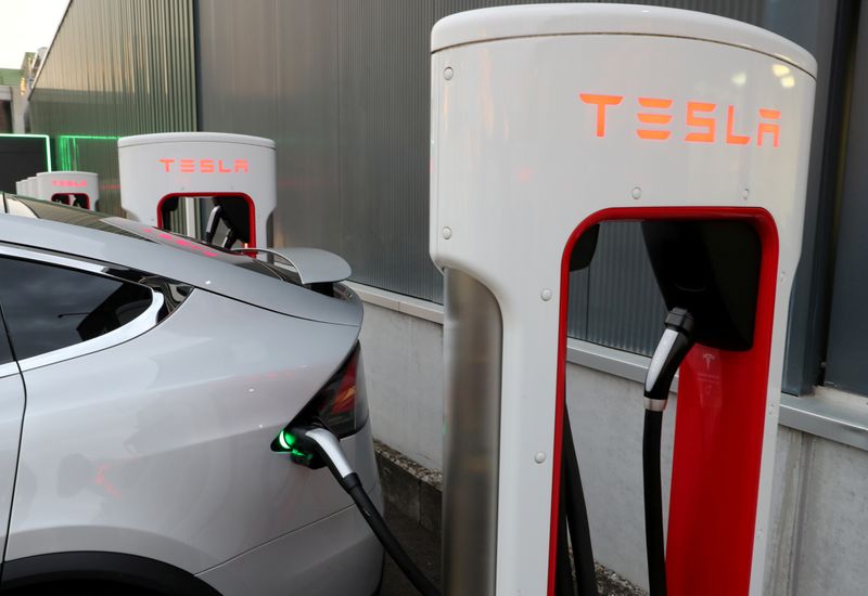 &copy; Reuters. IMAGEN DE ARCHIVO. Una estación Tesla Supercharger en Dietikon, Suiza
