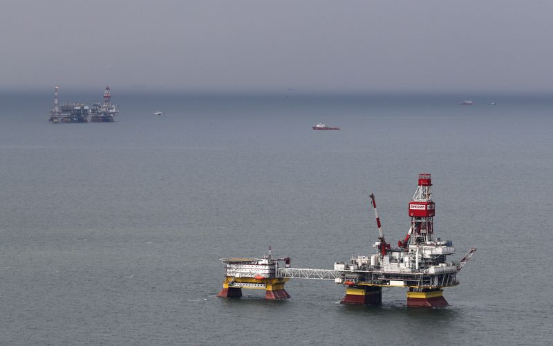 &copy; Reuters. Platforms operated by Lukoil company are seen at the Filanovskogo oil field in Caspian Sea
