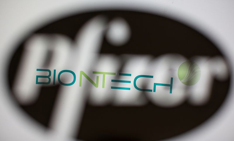 &copy; Reuters. FILE PHOTO: Biontech&apos;s logo is seen through a 3D-printed Pfizer logo in this illustration