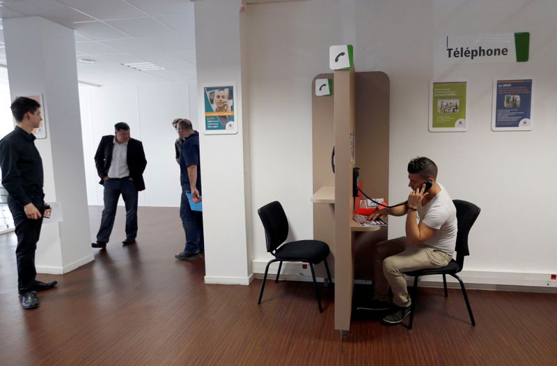© Reuters. FILE PHOTO:  French jobseeker Alexandre uses a phone at a National Agency for Employment in Pessac