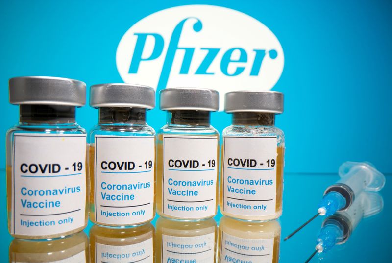 &copy; Reuters. FOTO DE ARCHIVO: Viales y una jeringa médica frente al logotipo de Pfizer