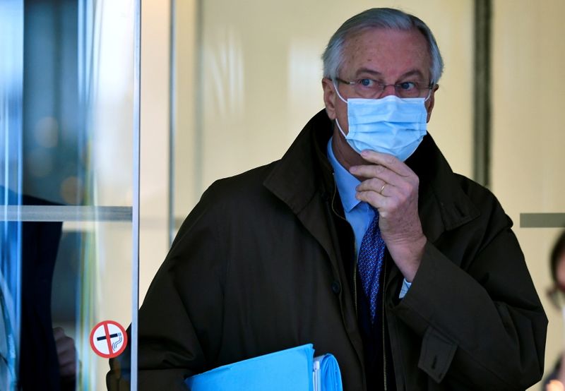 &copy; Reuters. FILE PHOTO:  EU chief Brexit negotiator Michel Barnier, wearing a face mask, is seen in London as Brexit talks continue