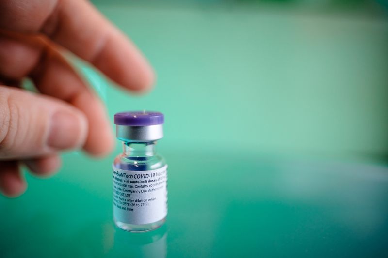 © Reuters. Dose of the COVID-19 vaccination of BioNTech and Pfizer is pictured in this undated handout photo