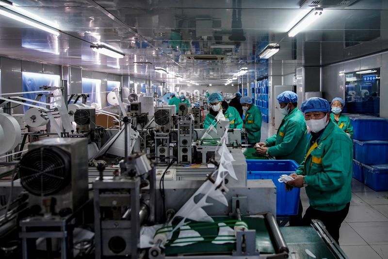 &copy; Reuters. Linha de produção de fábrica de máscaras em Xangai