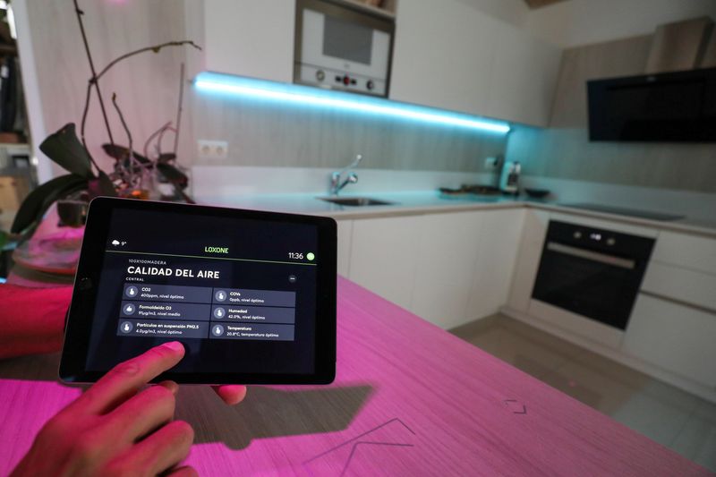 &copy; Reuters. Ander Echevarría, fundador de 100x100 madera, una empresa especializada en viviendas de diseño eficientes y ecológicas, mide en su iPad la calidad del aire en una de las cocinas de exhibición de su empresa en Guadalix de la Sierra, España