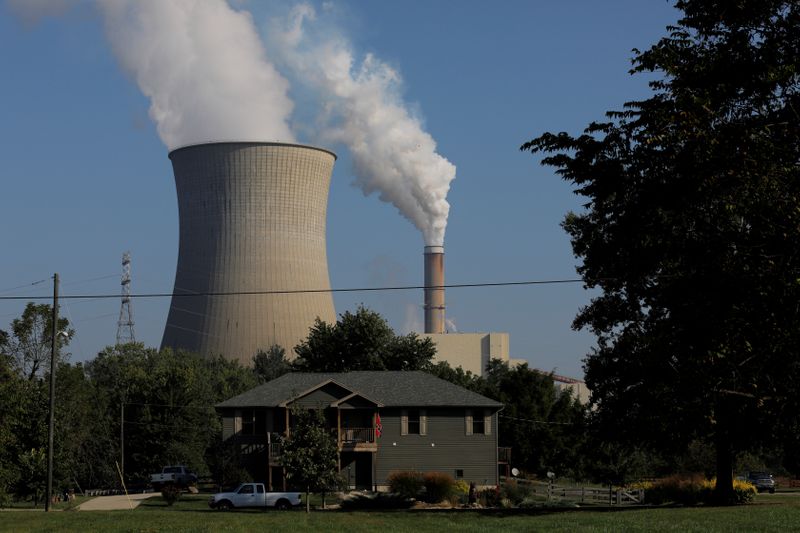 &copy; Reuters. FILE PHOTO: A home sits in front of the William H. Zimmer Power Station along the Ohio River in Moscow